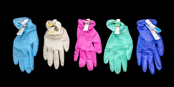 Les gants jetables : une pollution diffuse et complexe